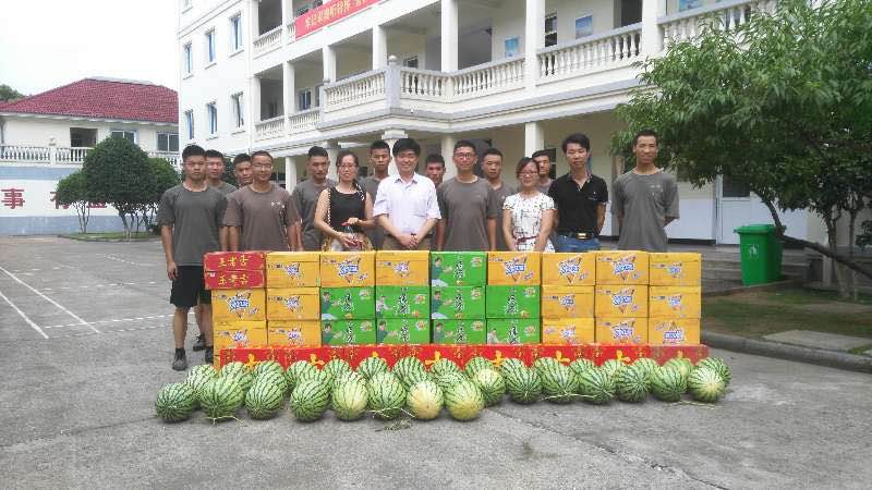 連續(xù)擁軍18年，情系軍營(yíng)譜寫(xiě)軍民魚(yú)水情.jpg
